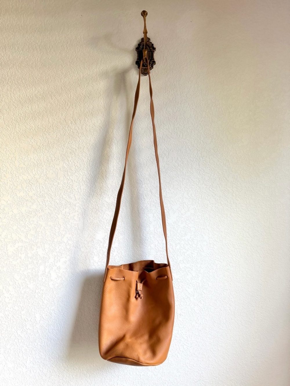 BAGGU Leather Bucket Bag in Cognac